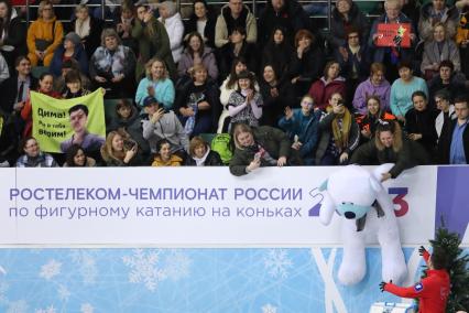 Красноярск. Поклонники передают плюшевого мишку фигуристу Петру Гуменнику на чемпионате России по фигурному катанию.