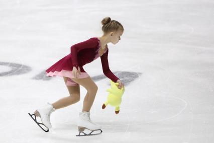 Красноярск. Юная фигуристка поднимает игрушку на чемпионате России по фигурному катанию.