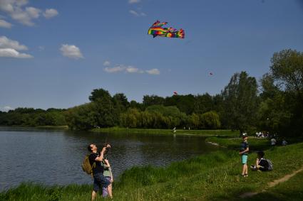 Москва.  Мужчина запускает  воздушного змея во время  фестиваля воздушных змеев `Пестрое небо` в музее-заповеднике `Царицыно`.