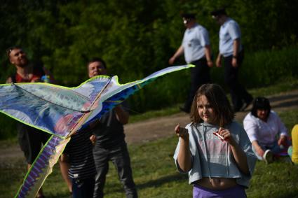 Москва.   Участники фестиваля воздушных змеев `Пестрое небо` в музее-заповеднике `Царицыно`.