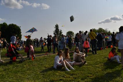 Москва.   Участники фестиваля воздушных змеев `Пестрое небо` в музее-заповеднике `Царицыно`.