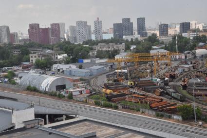 Москва.   Вид сверху на пункт приема металла Ставмет на Окской улице.