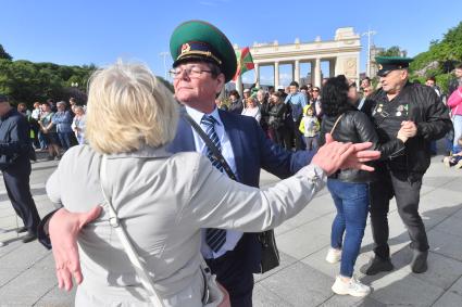 Москва. Люди танцуют во время празднования Дня пограничника в Парке Горького.