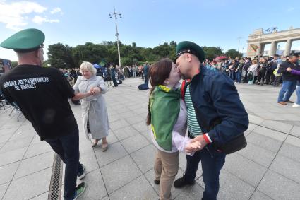 Москва. Люди танцуют во время празднования Дня пограничника в Парке Горького.