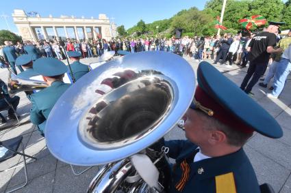 Москва. Военный оркестр во время празднования Дня пограничника в Парке Горького.