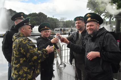 Москва. Пограничники в запасе во время празднования Дня пограничника в Парке Горького.