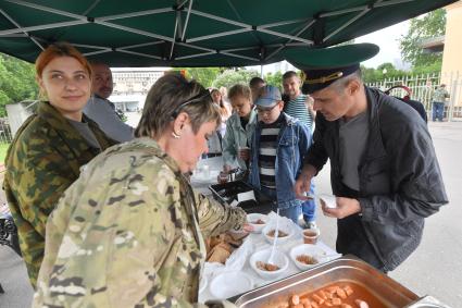 Москва. Полевая кухня во время празднования Дня пограничника в Парке Горького.