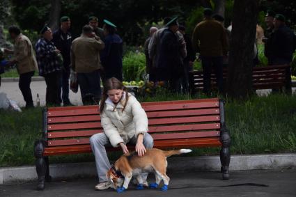 Москва. Девушка с собакой в Парке Горького во время празднования Дня пограничника.