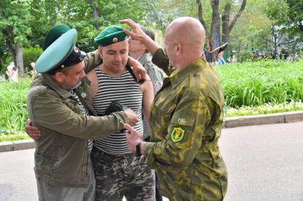 Москва. Пограничники в запасе во время празднования Дня пограничника в Парке Горького.