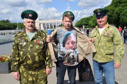 Москва. Пограничники в запасе во время празднования Дня пограничника в Парке Горького.