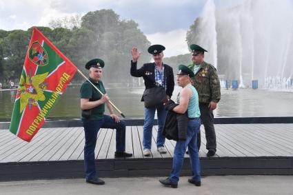 Москва. Пограничники в запасе во время празднования Дня пограничника в Парке Горького.