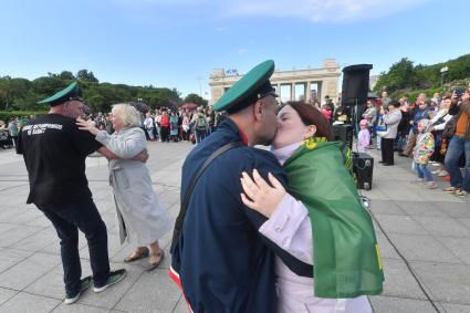 Москва. Люди танцуют во время празднования Дня пограничника в Парке Горького.