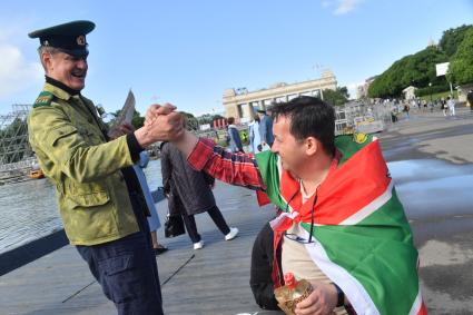 Москва. Фотокорреспондент `Коммерсанта`, пограничник в запасе Анатолий Жданов (слева) во время празднования Дня пограничника в Парке Горького.