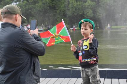 Москва. Мужчина фотографирует мальчика во время празднования Дня пограничника в Парке Горького.