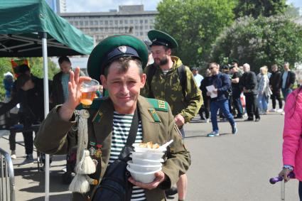 Москва. Пограничники в запасе во время празднования Дня пограничника в Парке Горького.