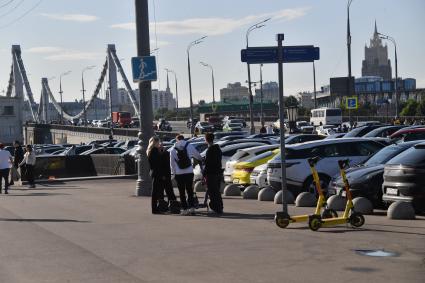 Москва. Горожане  в Парке Горького.