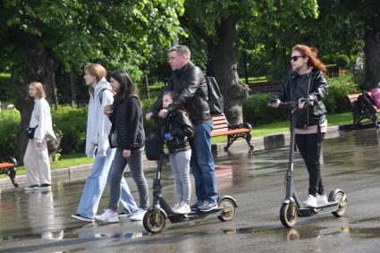 Москва. Горожане  в Парке Горького.