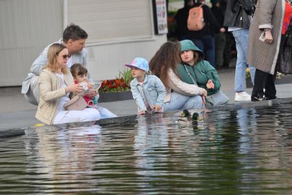 Москва. Горожане у фонтана   в Парке Горького.