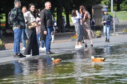 Москва. Горожане  в Парке Горького.