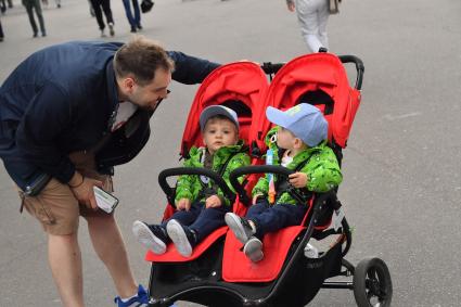 Москва. Горожане  в Парке Горького.