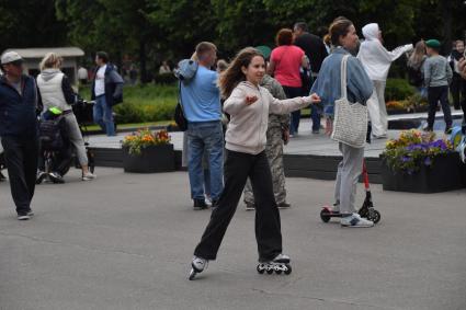 Москва. Девочка катается на роликах  в Парке Горького.