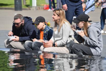 Москва. Горожане у фонтана   в Парке Горького.