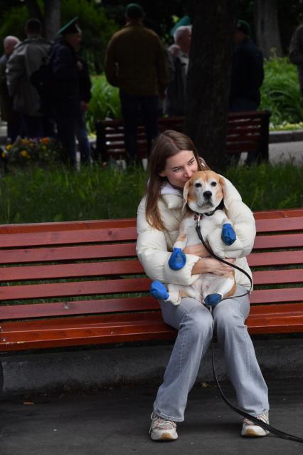 Москва. Женщина с собакой на скамейке в Парке Горького.