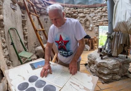 Кировская область. Деревня Безденежные.  Астроном Виктор Одинцов в своей обсерватории .