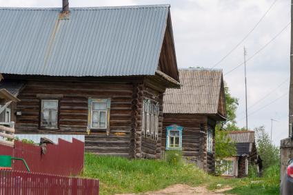 Кировская область. Деревня Безденежные. Вид деревенской улицы.