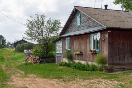 Кировская область. Деревня Безденежные. Вид деревенской улицы.