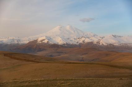 Кабардино-Балкарская Республика. Вид на гору Эльбрус.