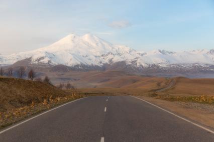 Кабардино-Балкарская Республика. Вид на гору Эльбрус.