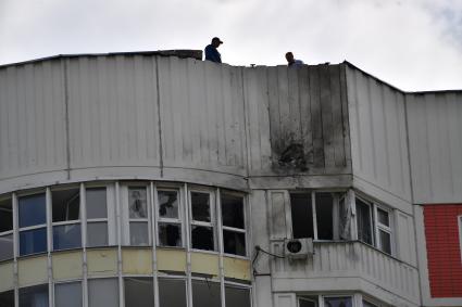 Москва. Московский. Последствия попадания беспилотного летательного аппарата (БПЛА) в жилой многоэтажный дом #11 на улице Атласова. В результате происшествия повреждено остекление нескольких квартир и фасад дома.