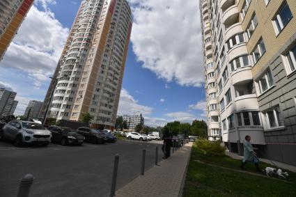 Москва. Московский. Вид на жилой многоэтажный дом #11 на улице Атласова, который получил повреждения после попадания беспилотного летательного аппарата (БПЛА). В результате происшествия повреждено остекление нескольких квартир и фасад дома.