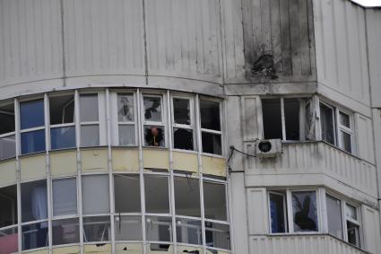 Москва. Московский. Последствия попадания беспилотного летательного аппарата (БПЛА) в жилой многоэтажный дом #11 на улице Атласова. В результате происшествия повреждено остекление нескольких квартир и фасад дома.