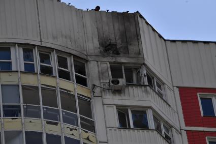 Москва. Московский. Последствия попадания беспилотного летательного аппарата (БПЛА) в жилой многоэтажный дом #11 на улице Атласова. В результате происшествия повреждено остекление нескольких квартир и фасад дома.