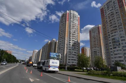 Москва. Московский. Вид на жилой многоэтажный дом #11 на улице Атласова, который получил повреждения после попадания беспилотного летательного аппарата (БПЛА). В результате происшествия повреждено остекление нескольких квартир и фасад дома.