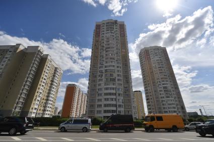 Москва. Московский. Вид на жилой многоэтажный дом #11 на улице Атласова, который получил повреждения после попадания беспилотного летательного аппарата (БПЛА). В результате происшествия повреждено остекление нескольких квартир и фасад дома.