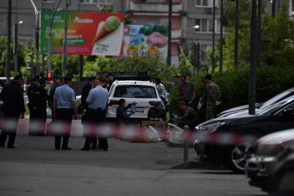 Москва. Московский. Сотрудники полиции у жилого многоэтажного дома #11 на улице Атласова, который получил повреждения после попадания беспилотного летательного аппарата (БПЛА). В результате происшествия повреждено остекление нескольких квартир и фасад дома.