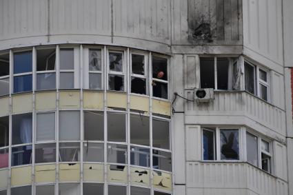 Москва. Московский. Последствия попадания беспилотного летательного аппарата (БПЛА) в жилой многоэтажный дом #11 на улице Атласова. В результате происшествия повреждено остекление нескольких квартир и фасад дома.