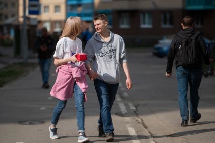 Ленинградская область. Город Кудрово. Молодые люди на улице города.