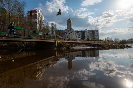 Ленинградская область. Город Кудрово.  Вид  на жилой район и Иоанно-Богословский храм.