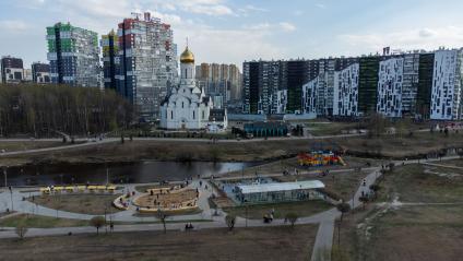 Ленинградская область. Город Кудрово.  Вид  на жилой район и Иоанно-Богословский храм.