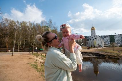 Ленинградская область. Город Кудрово.  Вид  на жилой район и Иоанно-Богословский храм. Женщина с ребенком.