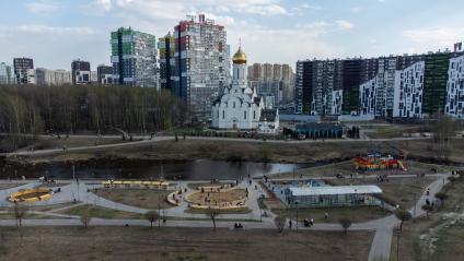 Ленинградская область. Город Кудрово.  Вид  на жилой район и Иоанно-Богословский храм.