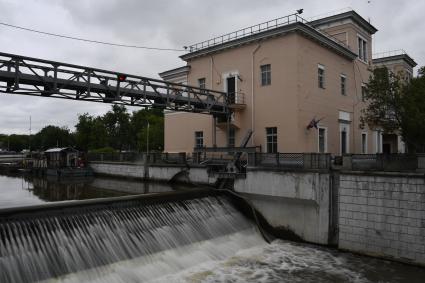 Москва. Плотина Сыромятнического гидроузла на реке Яуза.