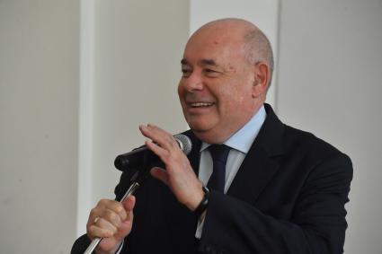 Москва. В музее современного искусства открылась выставка работ представителей иностранных дипломатических миссий, аккредитованных в столице `Краски мира`. Специальный представитель президента России по международному культурному сотрудничеству Михаил Швыдкой на открытии выставки.