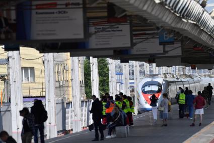 Москва. Пассажиры на платформе Ленинградского вокзала около скоростного поезда `Сапсан`.