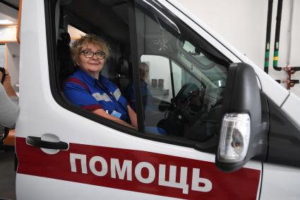 Москва. Автомобиль скорой помощи на территории многопрофильного клинического центра `Коммунарка` .
