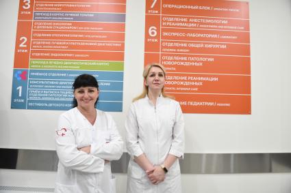 Москва. Медицинские сотрудницы в здании открывшегося детского корпуса многопрофильного клинического центра `Коммунарка` .